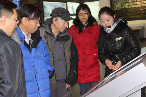 1540637299492675.jpg 2 专家检查组仔细听取公司景区讲解员的解说.jpg