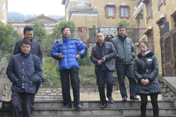 1540637310346398.jpg 4 冯世斌董事长亲切陪同专家检查组一行.jpg