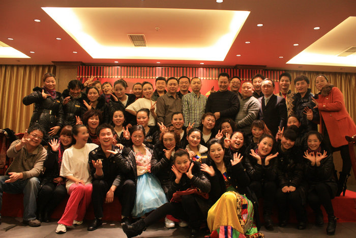 1540695966252495.jpg 1 团拜会上公司部分员工快乐的合照.jpg