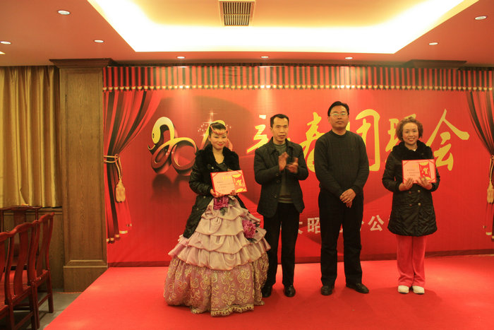 1540695977546620.jpg 3 领导为我公司优秀员工颁奖.jpg