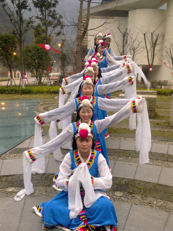 1540696283872854.jpg 3 美丽的映秀姑娘们.jpg