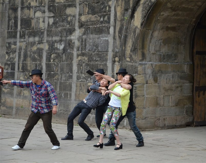 1540706478787822.jpg 2 (图2.模拟现场:歹徒挟持人质,与警方展开对峙).jpg