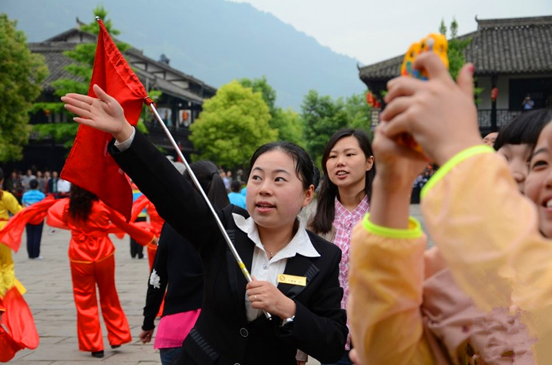 1540706500505198.jpg 1(图1.反恐防暴模拟现场:导游进行讲解,歹徒尾随其后) 副本.jpg