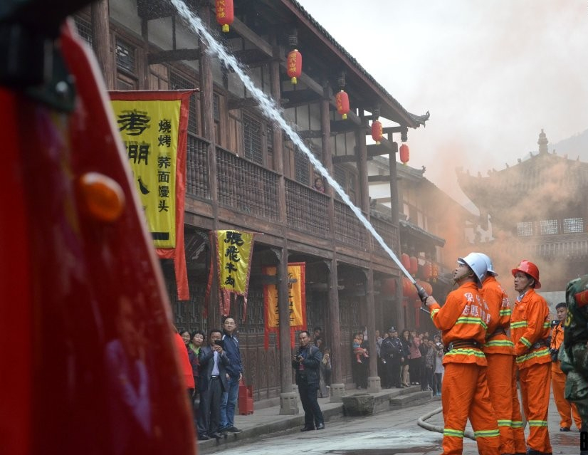 1540706575601572.jpg 7 (图7.模拟现场:烟火弥漫,消防人员扑救火源).jpg