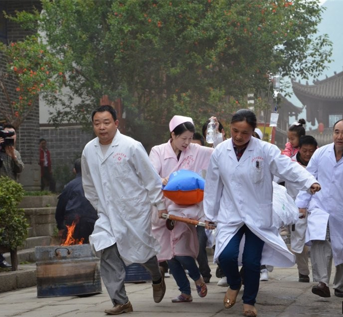 1540706582212919.jpg 8 (图8.模拟现场:医护人员展开急救).jpg